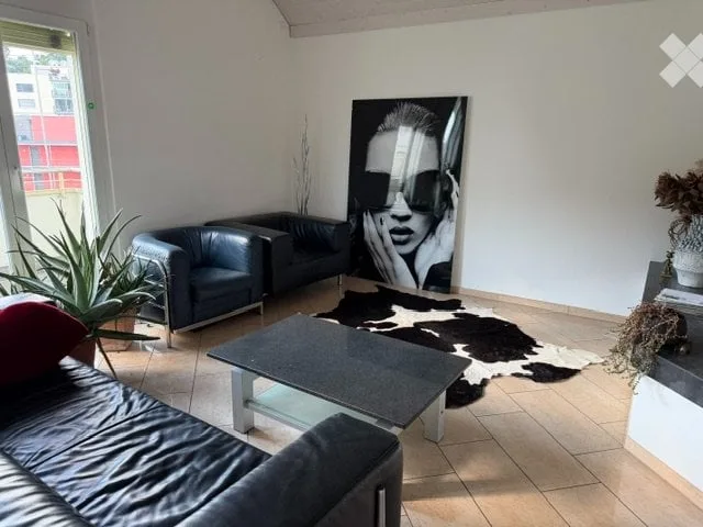 Grosses Zimmer mit eigenem Bad in Dachgeschosswohnung