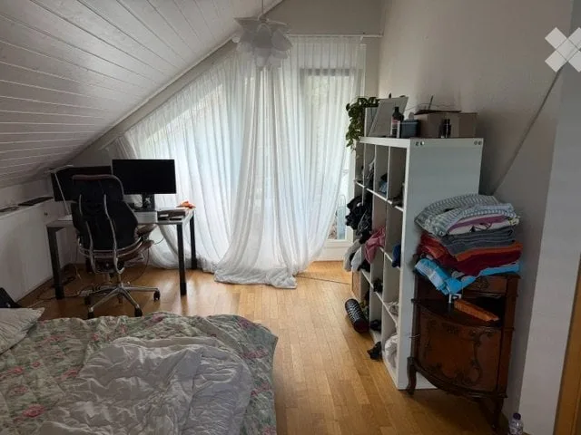 Ampia camera con bagno privato in appartamento mansardato