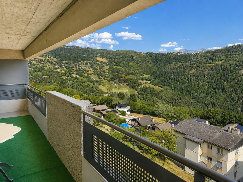 ATTIQUE AVEC BALCON ET GRENIER AMÉNAGEABLE
