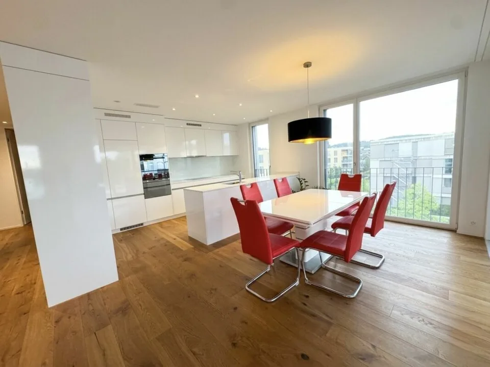 Hochwertige 4.5 Zimmer Wohnung mit grossem Balkon