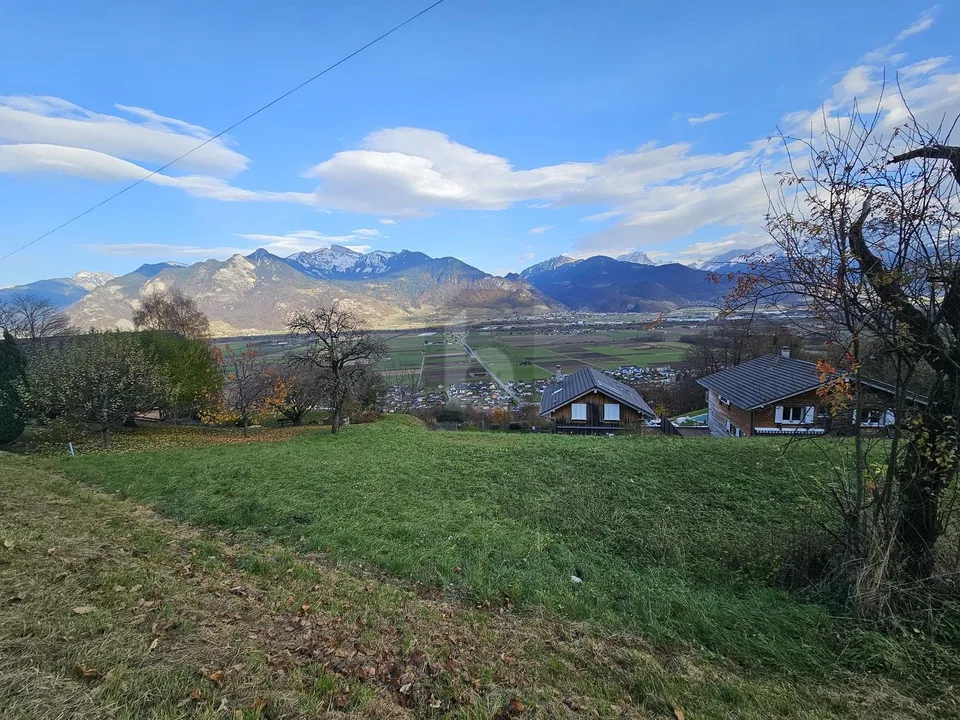SEHR SONNIG MIT BERGBLICK