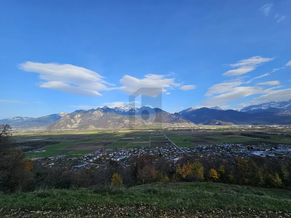 TRÈS ENSOLEILLÉ AVEC VUE SUR LES MONTAGNES