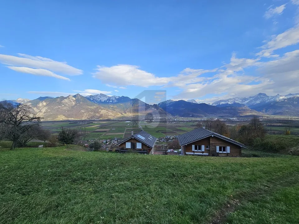 SEHR SONNIG MIT BERGBLICK