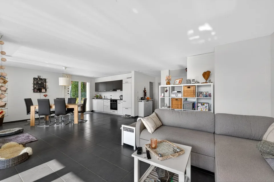 Appartement de jardin 2.5 pièces avec balcon et spacieuse zone de séjour dans le jardin