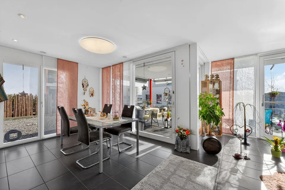 Appartement de jardin ensoleillé de 3,5 pièces avec balcon et grand espace de séjour au jardin