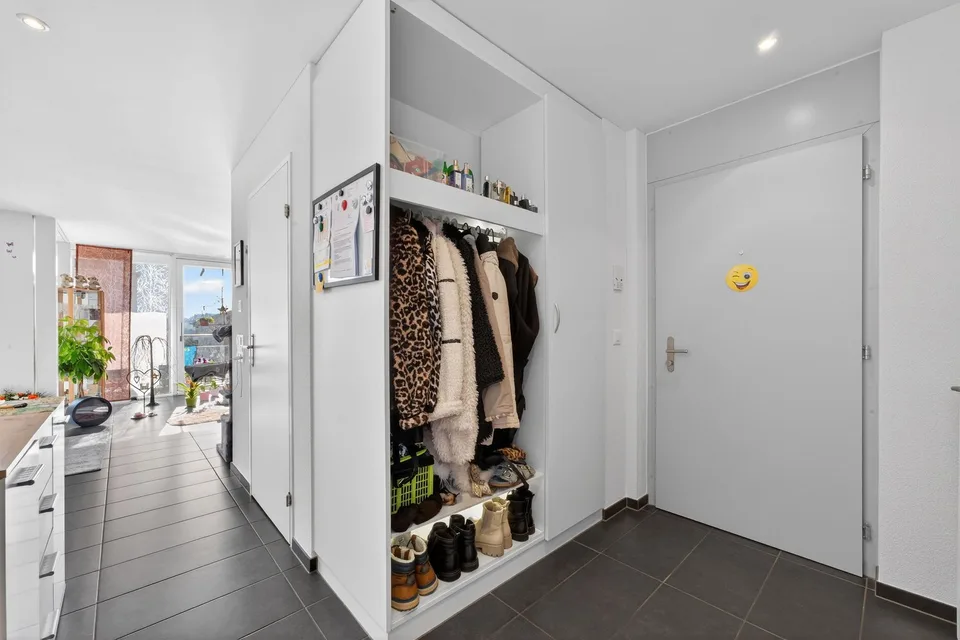 Appartement de jardin ensoleillé de 3,5 pièces avec balcon et grand espace de séjour au jardin