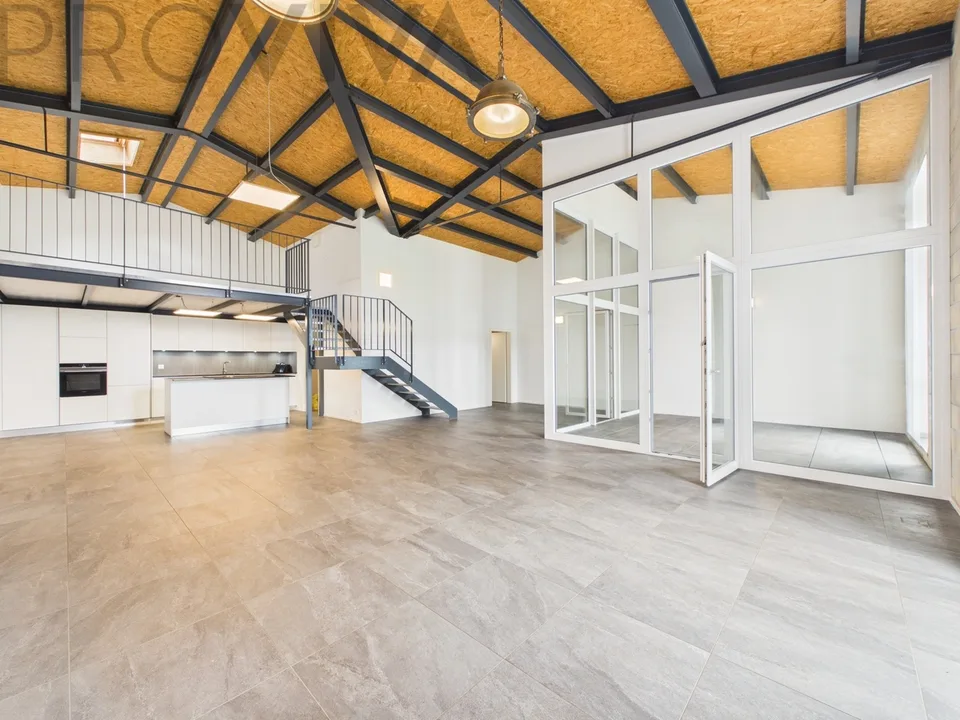 Appartamento Loft Moderno con Galleria a Gampelen