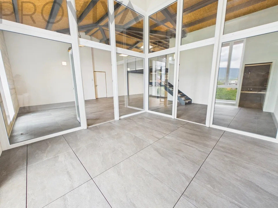 Appartamento Loft Moderno con Galleria a Gampelen