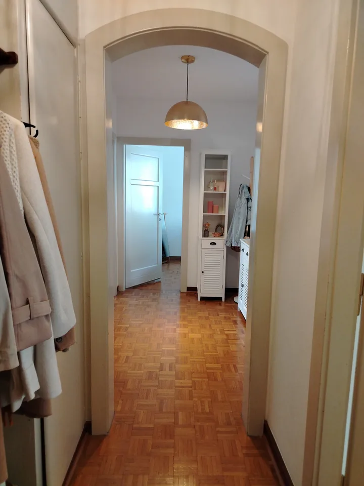 Bello appartamento di 3 locali al piano superiore con balcone