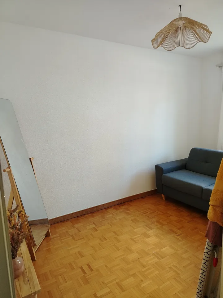 Bello appartamento di 3 locali al piano superiore con balcone