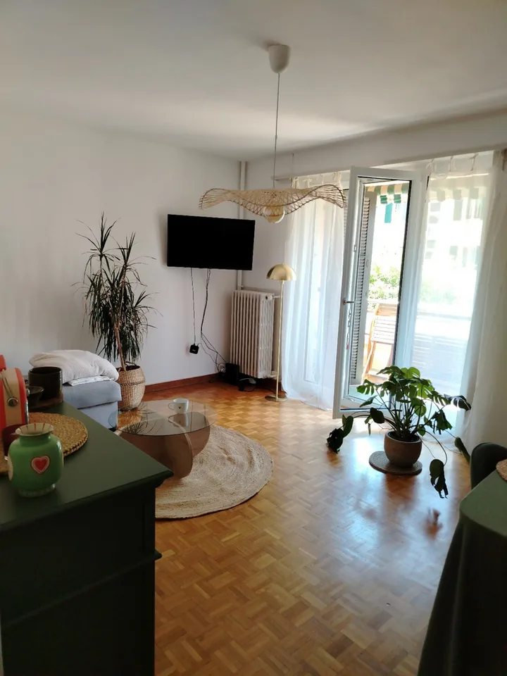 Bello appartamento di 3 locali al piano superiore con balcone