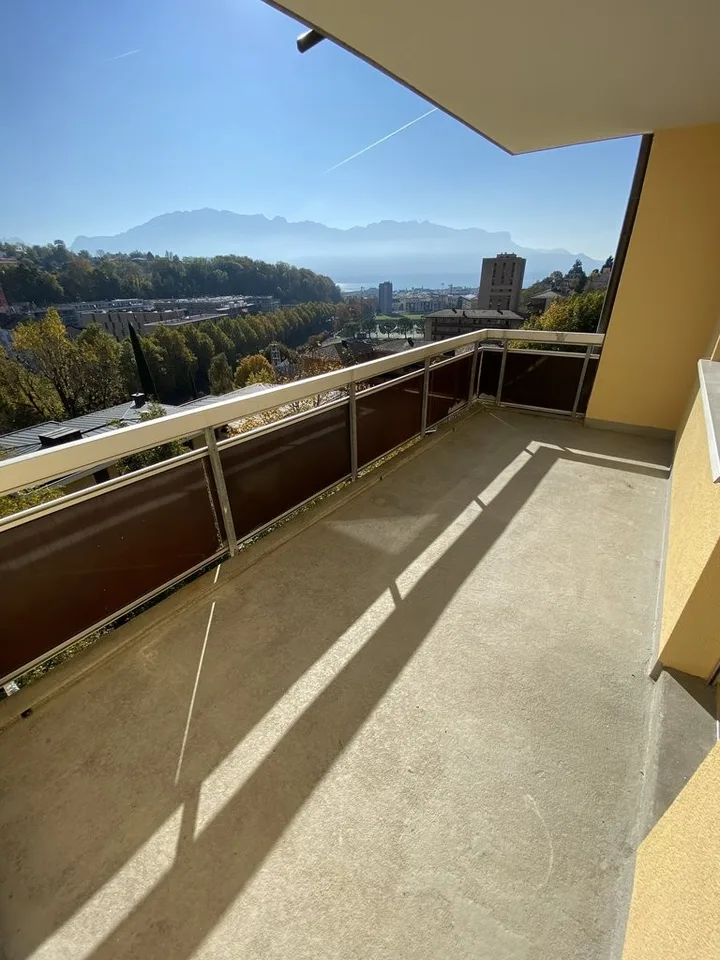 Entièrement rénové avec vue sur le Lac ! – photo 8 sur 9