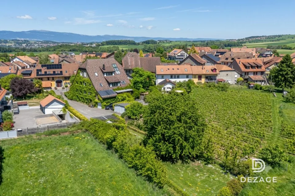 Wohnung mit Charakter und Panoramablick sowie Garten im Herzen des Dorfes!