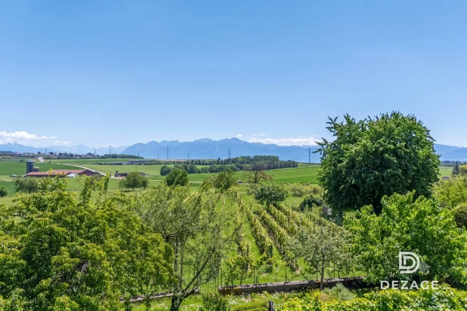 Appartement de caractère avec vue panoramique et jardin au coeur du village !