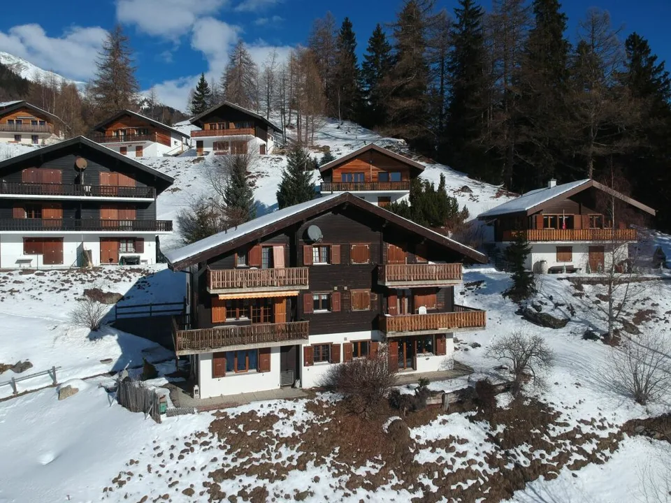 3 ½ Zi - Dachwohnung Haus 'Nufenen'