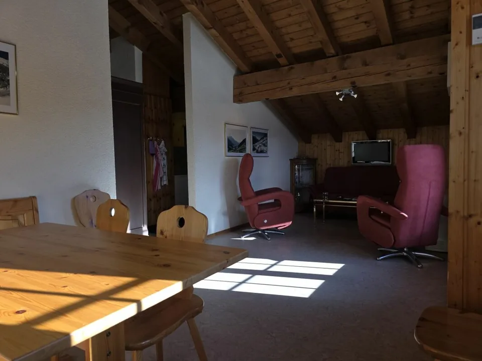 3 ½ Zi - Dachwohnung Haus 'Nufenen'