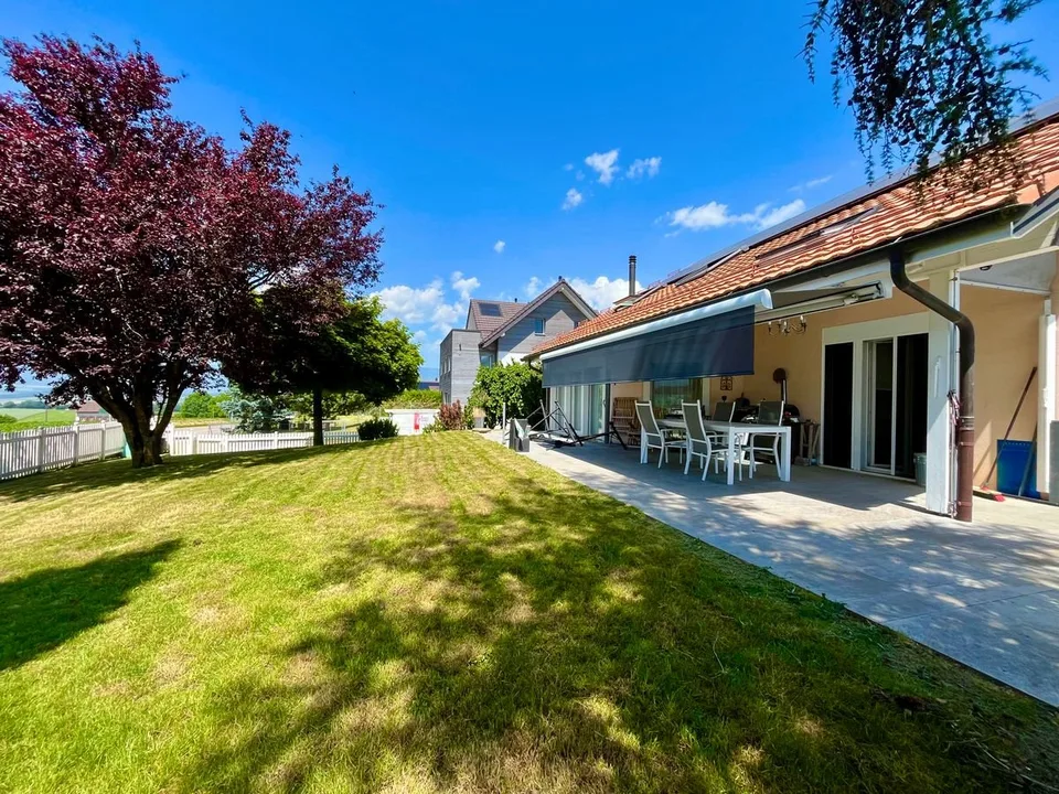 POMY - Außergewöhnliche freistehende Villa mit bewaldetem Garten