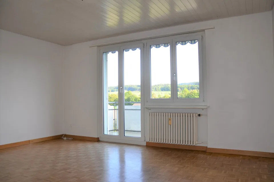 helle 4.5-Zimmer-Wohnung mit Balkon direkt beim Bahnhof