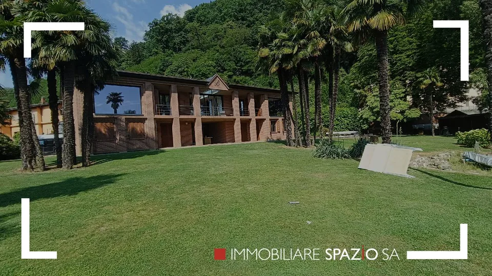 Exklusives Seeblick-Villa mit privatem Strand