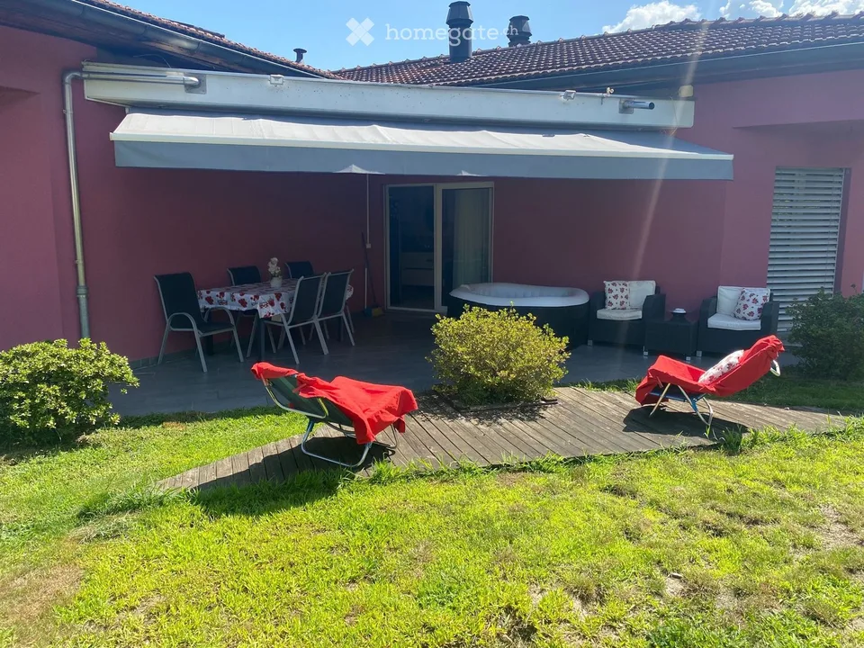 Vendesi villetta di 6.5 locali con giardino 3/4 posteggi