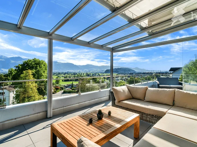Exklusive 5.5-Zimmer-Terrassenwohnung mit Panorama-Aussicht & Jacuzzi in Uznach