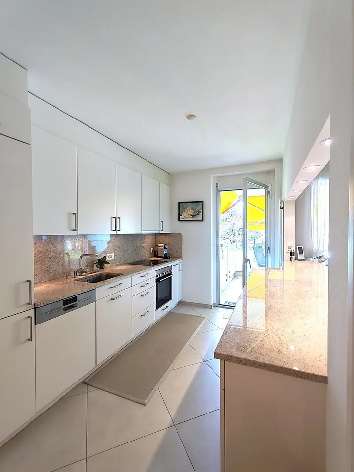 Charmante 4.5-Zimmer-Wohnung mit top See- und Fernsicht , Pool, Sauna, Fitness