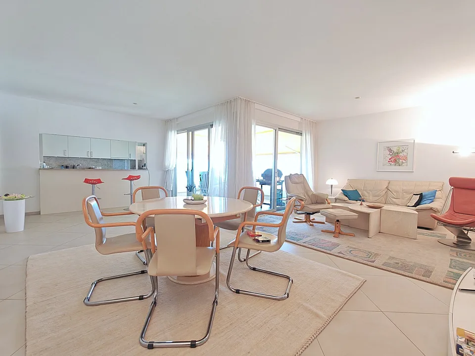 Charmante 4.5-Zimmer-Wohnung mit top See- und Fernsicht , Pool, Sauna, Fitness