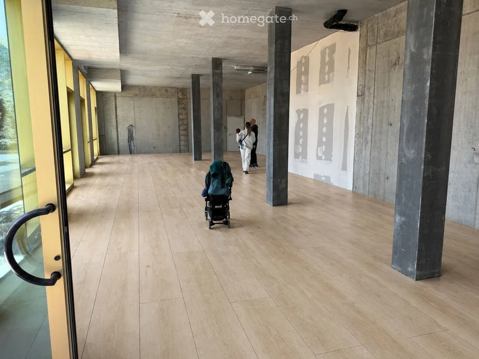Spazio commerciale esattamente alla stazione di Hegi