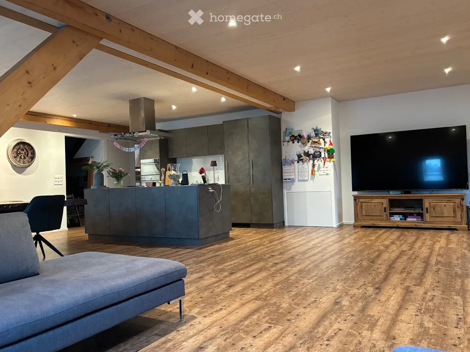 Appartamento di 4,5 locali in mansarda con loggia e area giardino