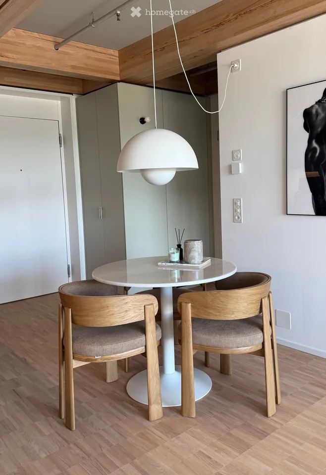 Möblierte 2.5-Z-Wohnung im 19. Stock mit Panoramablick / Furnished 2.5-rom with panoramic views
