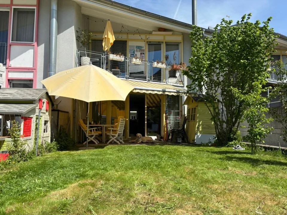 Casa di angolo da sogno con due posti auto