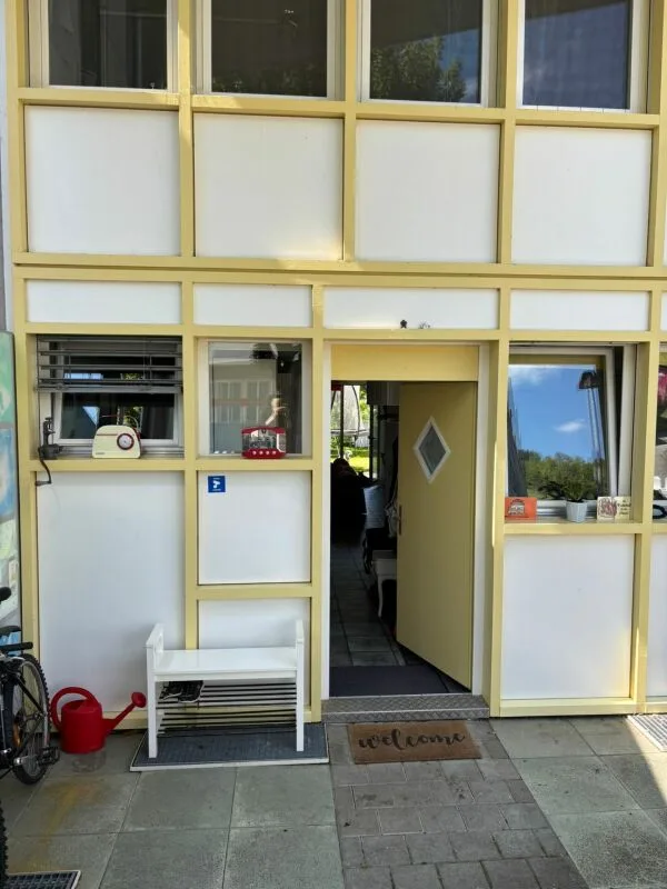 Casa di angolo da sogno con due posti auto