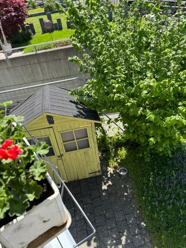Casa di angolo da sogno con due posti auto