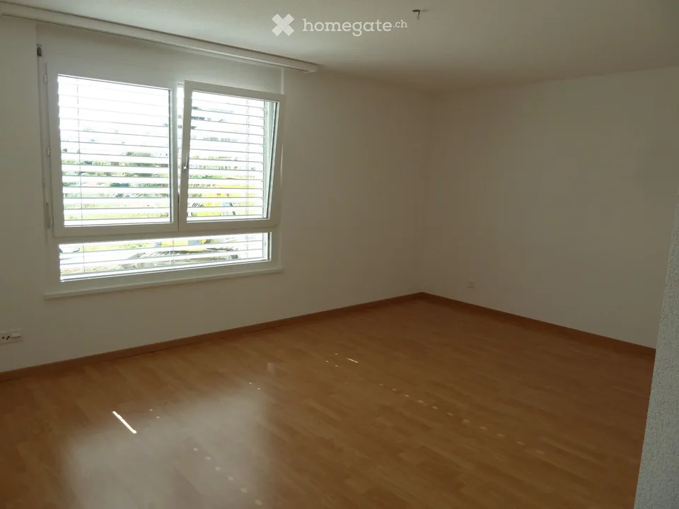 Appartamento moderno 3.5 locali con area di soggiorno all'aperto in una casa di 6 famiglie