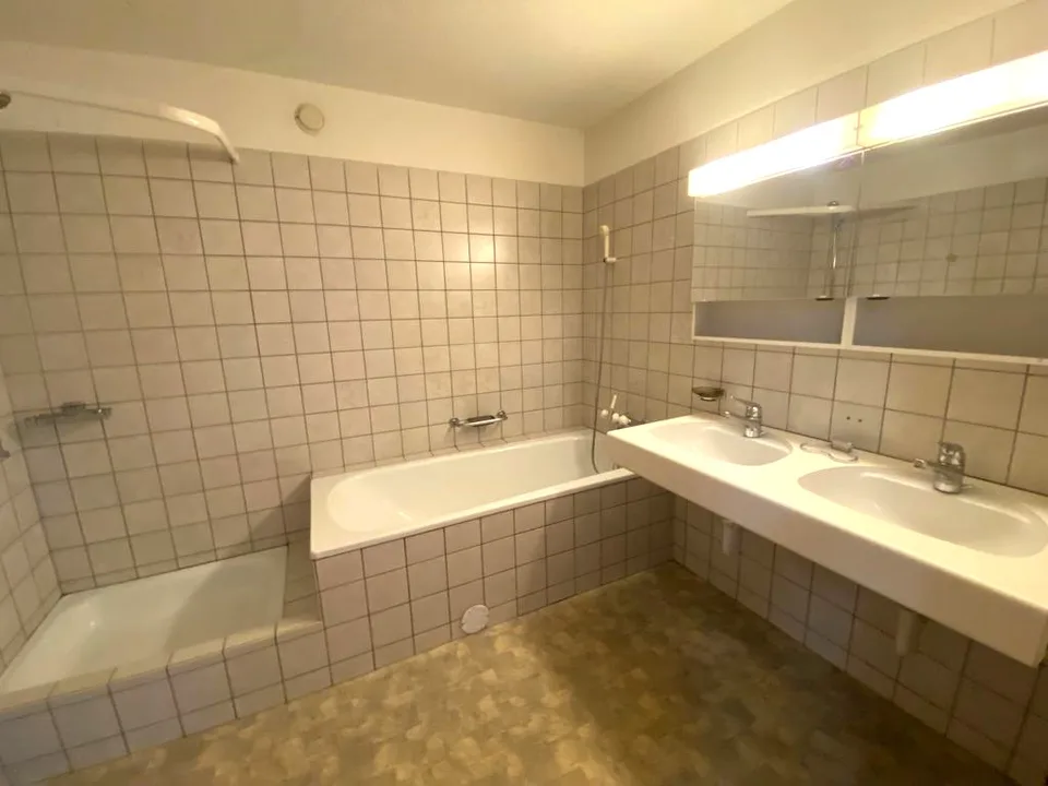 Bright 4.5-room ground-floor apartment with balcony seating!