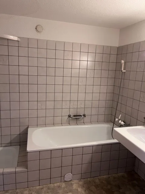 Bright 4.5-room ground-floor apartment with balcony seating!