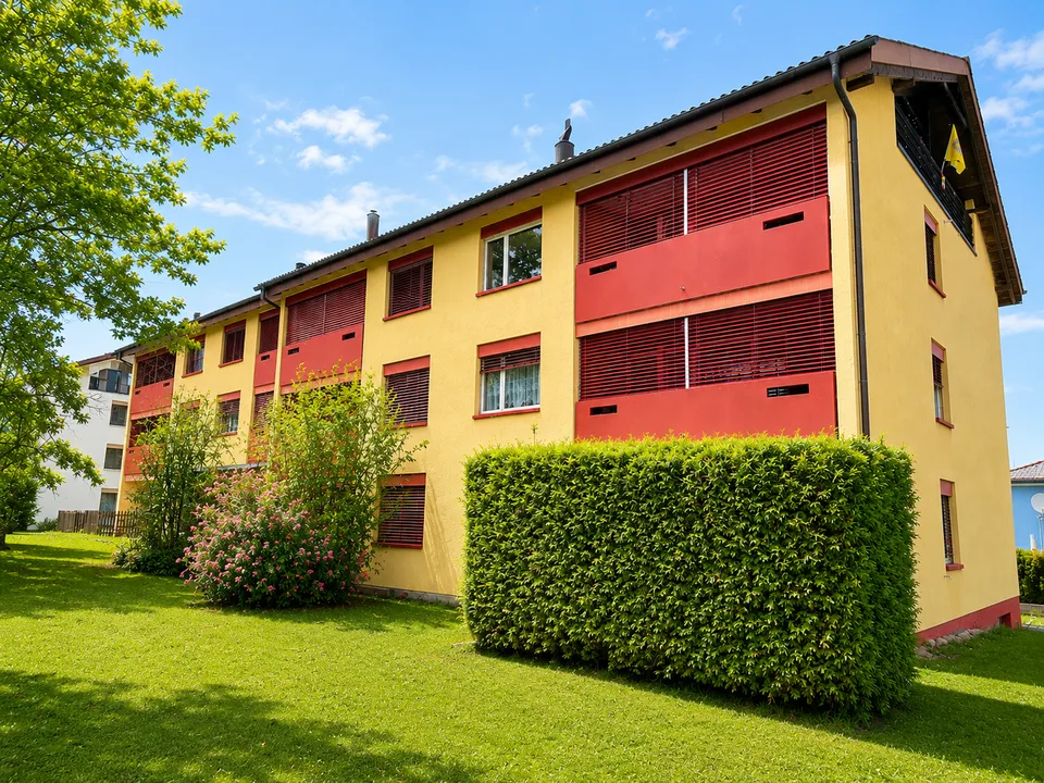 Helle 4.5-Zimmer-Wohnung im Erdgeschoss mit Balkonsitzplatz!