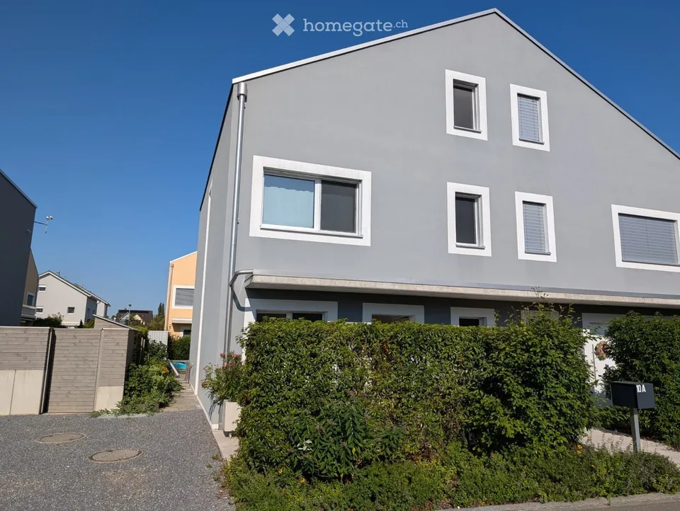 Modernes 5.5-Zimmer-Doppeleinfamilienhaus in familienfreundlichem Quartier