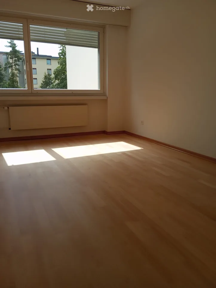 Schöne 4.5 Zimmer Wohnung in Höngg mit Parkplatz