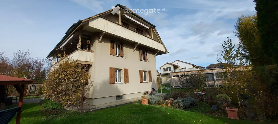 Dachwohnung 3.5 Zi, neu renoviert. Laube, Sitzplatz, Garten