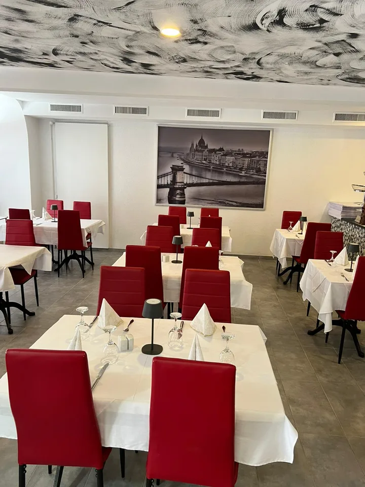 Restaurant mit grosser Gartenwirtschaft im Innenhof – Foto 15 von 15