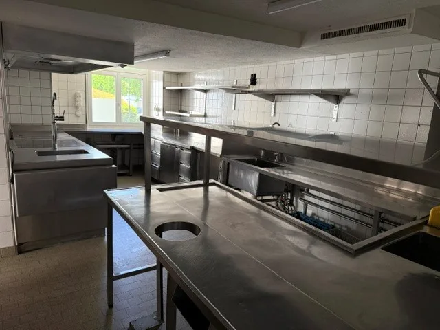 Restaurant mit grosser Gartenwirtschaft im Innenhof – Foto 8 von 15