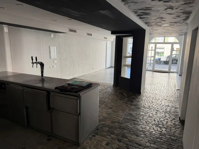 Ristorante con grande ristorante giardino nel cortile