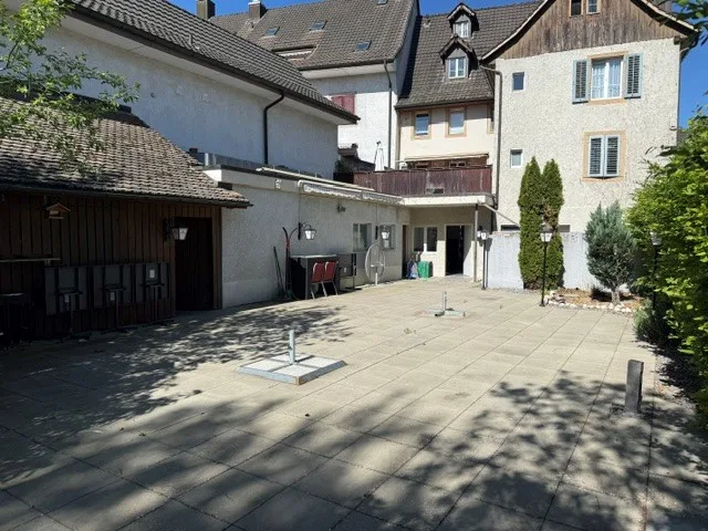 Ristorante con grande ristorante giardino nel cortile