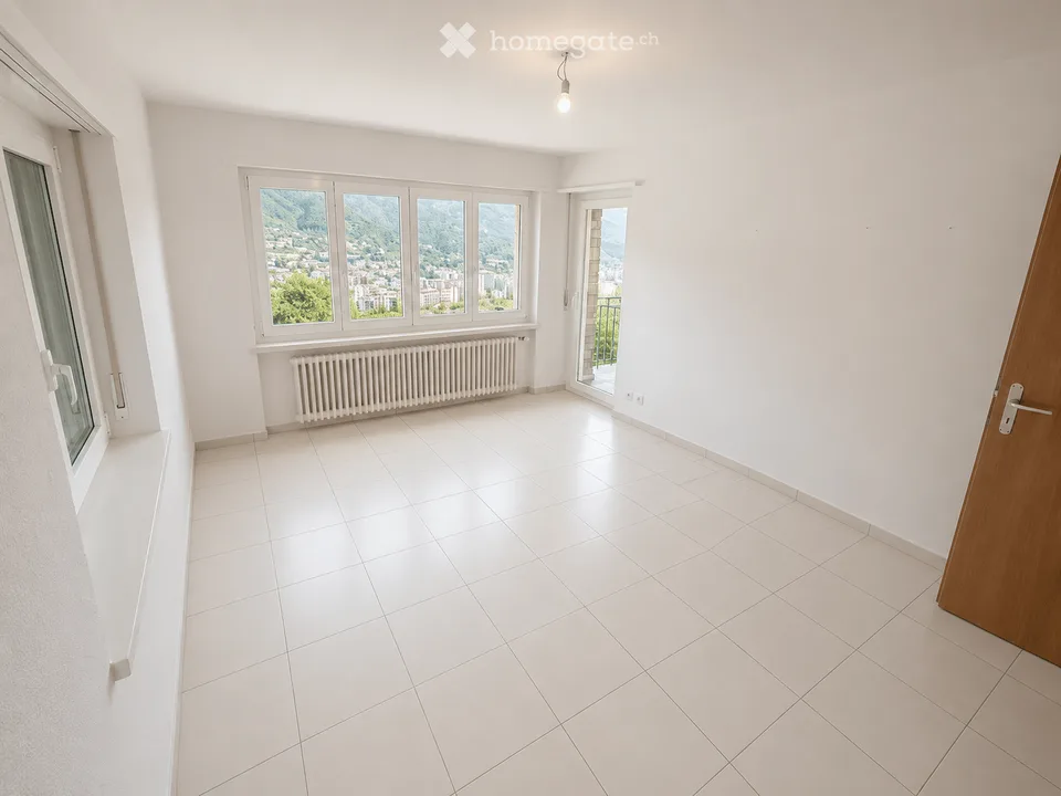 Spacious 5-room apartment with a splendid view in Porza