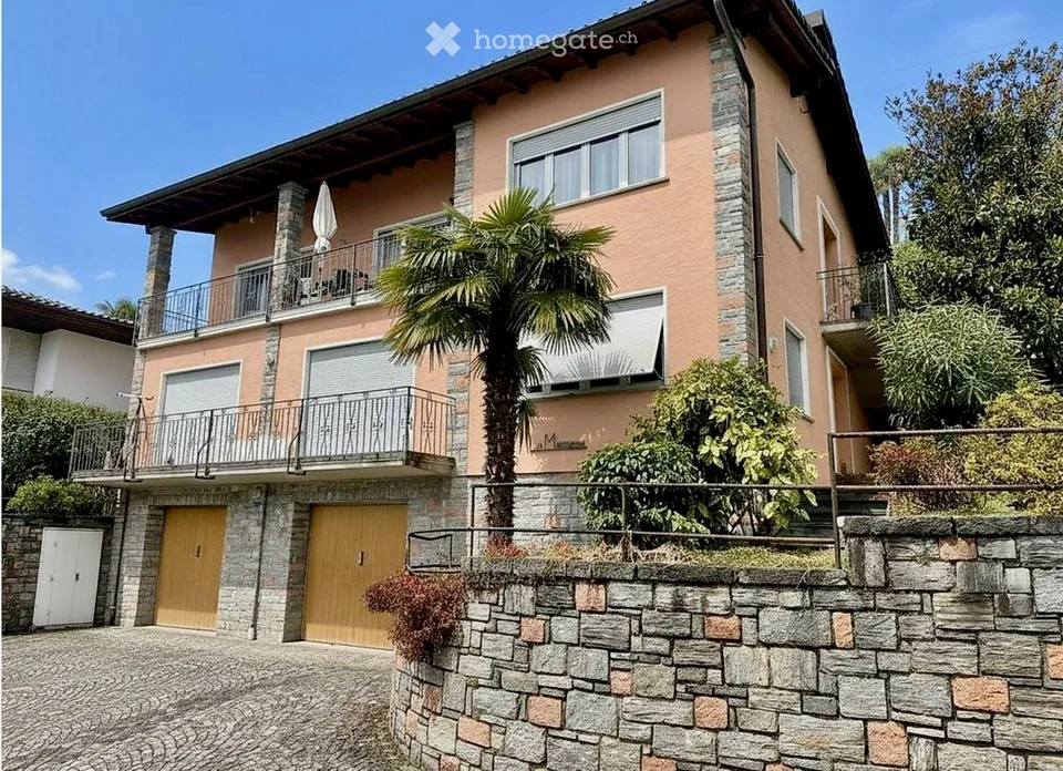 Spacious 5-room apartment with a splendid view in Porza