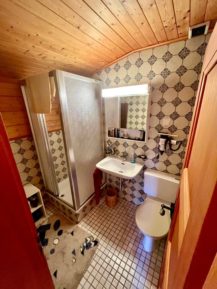 Schönes Dachgeschoß-Duplex mit 4.5 Zimmern und Parkplatz – Foto 9 von 10