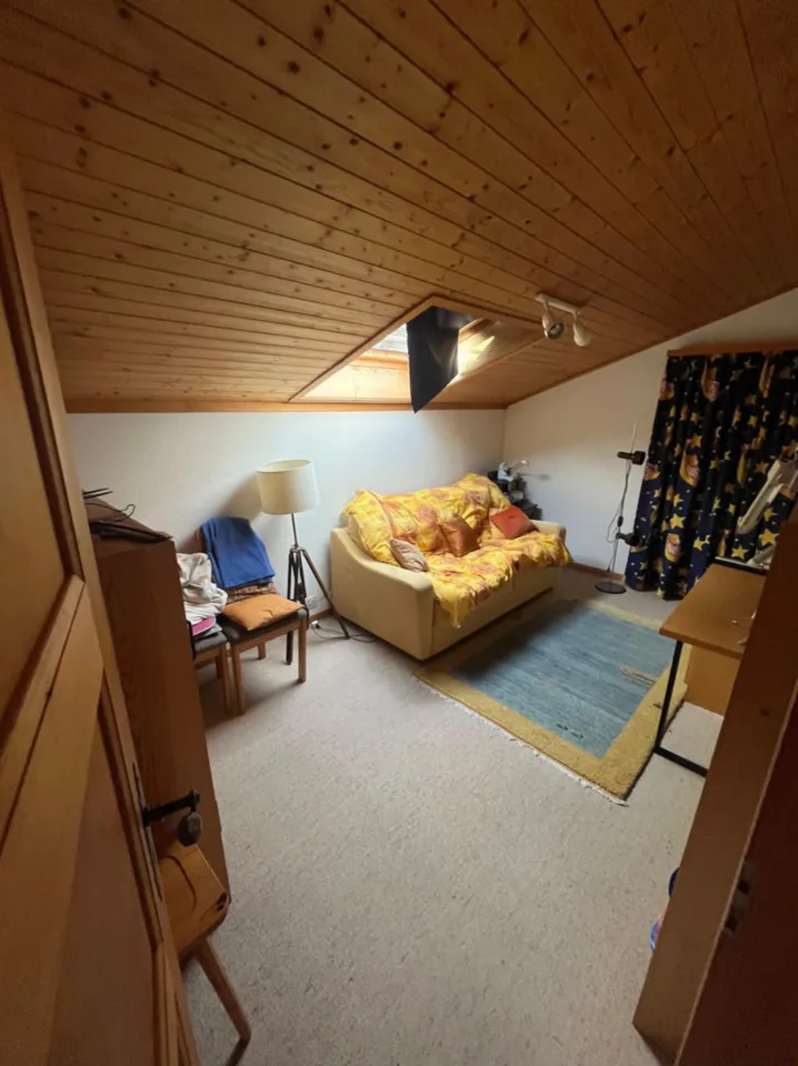 Schönes Dachgeschoß-Duplex mit 4.5 Zimmern und Parkplatz – Foto 8 von 10