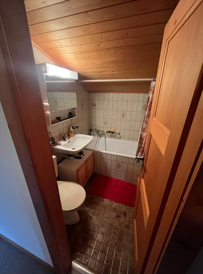 Schönes Dachgeschoß-Duplex mit 4.5 Zimmern und Parkplatz – Foto 10 von 10