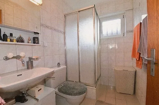 Comfort abitativo a Bösingen, casa unifamiliare 6,5 locali con serra